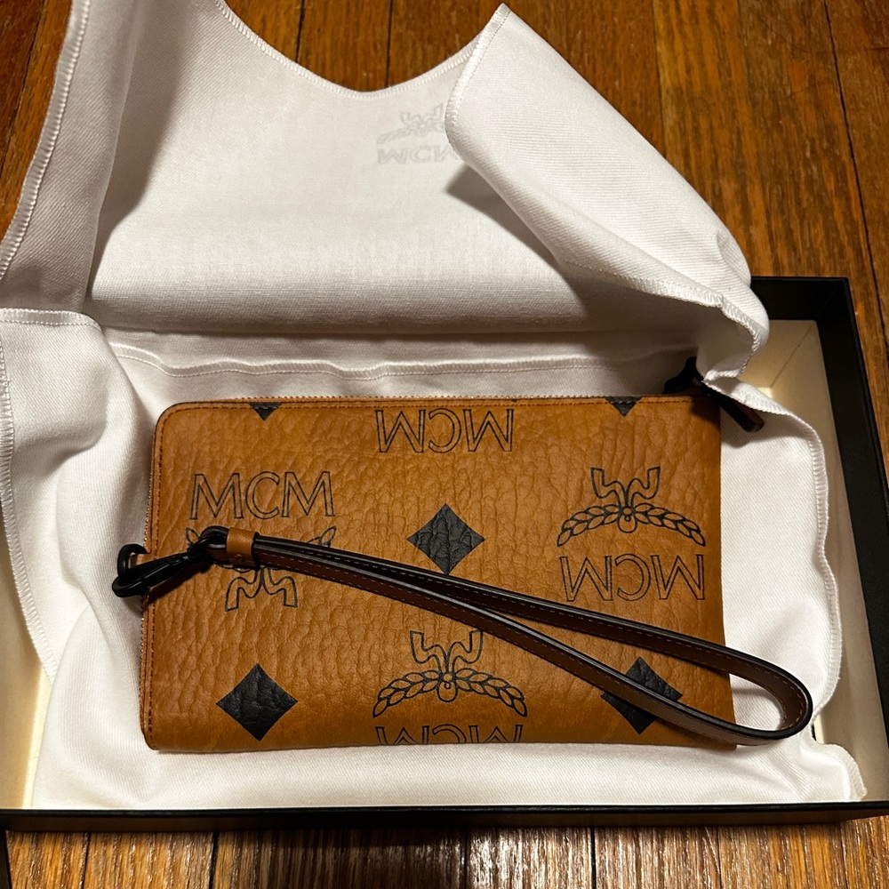MCM TRAVEL POUCH IN VISETOS